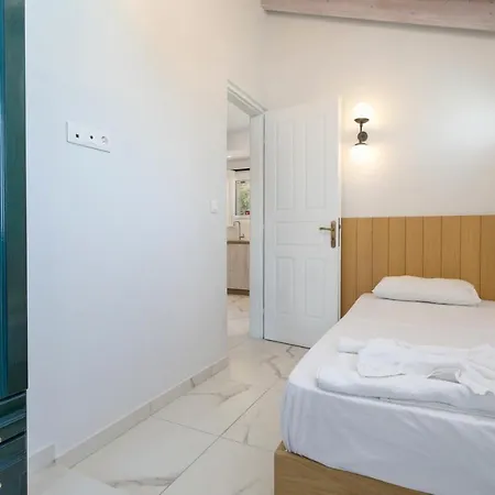 Kouros Hill * Xirokástellon